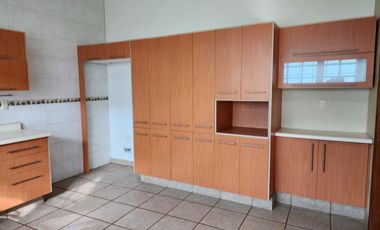 Renta Casa en juriquilla 5 recamaras, amplio jardin. Queretaro