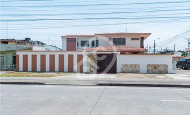 Casa de Venta con Piscina en Av. Madero Vargas a pocos metros ECU911, Machala