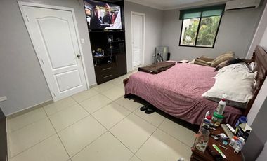 En Venta Casa de 5 Dormitorios en Urb. Estancia del Rio en Via Samborondon