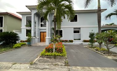 En Venta Casa de 5 Dormitorios en Urb. Estancia del Rio en Via Samborondon