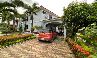 En Venta Casa de 5 Dormitorios en Urb. Estancia del Rio en Via Samborondon