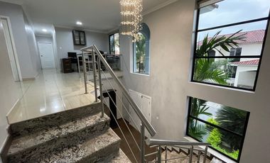 En Venta Casa de 5 Dormitorios en Urb. Estancia del Rio en Via Samborondon