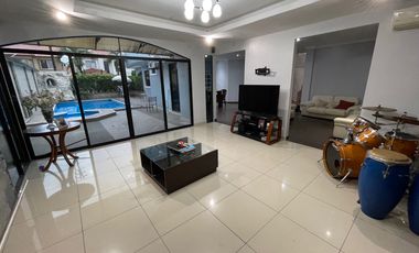 En Venta Casa de 5 Dormitorios en Urb. Estancia del Rio en Via Samborondon