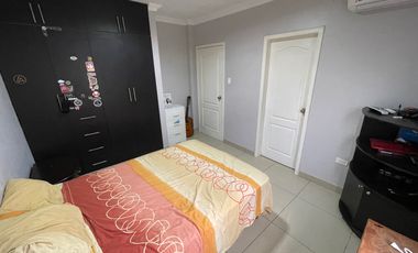 En Venta Casa de 5 Dormitorios en Urb. Estancia del Rio en Via Samborondon