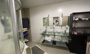 En Venta Casa de 5 Dormitorios en Urb. Estancia del Rio en Via Samborondon