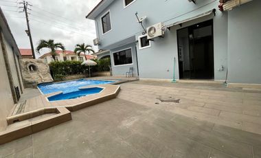 En Venta Casa de 5 Dormitorios en Urb. Estancia del Rio en Via Samborondon