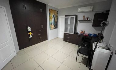 En Venta Casa de 5 Dormitorios en Urb. Estancia del Rio en Via Samborondon