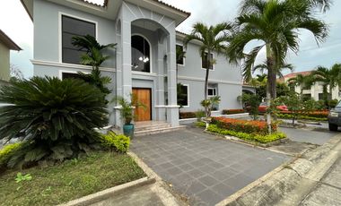 En Venta Casa de 5 Dormitorios en Urb. Estancia del Rio en Via Samborondon