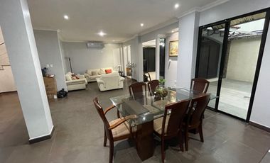 En Venta Casa de 5 Dormitorios en Urb. Estancia del Rio en Via Samborondon