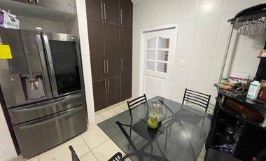 En Venta Casa de 5 Dormitorios en Urb. Estancia del Rio en Via Samborondon