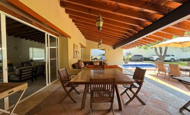 CASA EN VENTA EN LA ZONA CENTRO DE AVANDARO CON USO COMERCIAL