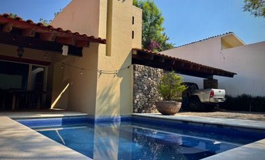 CASA EN VENTA EN LA ZONA CENTRO DE AVANDARO CON USO COMERCIAL