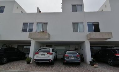 En renta casa en El Manantial 3 niveles 3 recàmaras roof garden vigilancia 24/7 VL-24-1150