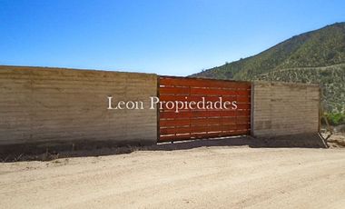 Se vende hermosa parcela de 11.600 mts2 en condominio en sector Alhué, Curacavi.