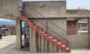 Vendo linda casa de 3 pisos  mas Tienda  -  En esquina  - Pio Pata - Huancayo –