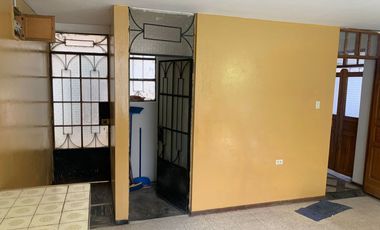 Vendo linda casa de 3 pisos  mas Tienda  -  En esquina  - Pio Pata - Huancayo –