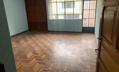 Vendo linda casa de 3 pisos  mas Tienda  -  En esquina  - Pio Pata - Huancayo –