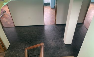 Vendo linda casa de 3 pisos  mas Tienda  -  En esquina  - Pio Pata - Huancayo –