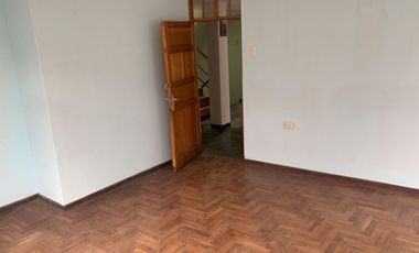 Vendo linda casa de 3 pisos  mas Tienda  -  En esquina  - Pio Pata - Huancayo –