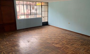 Vendo linda casa de 3 pisos  mas Tienda  -  En esquina  - Pio Pata - Huancayo –