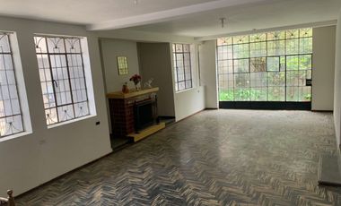 Vendo linda casa de 3 pisos  mas Tienda  -  En esquina  - Pio Pata - Huancayo –