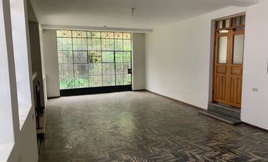 Vendo linda casa de 3 pisos  mas Tienda  -  En esquina  - Pio Pata - Huancayo –