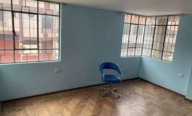 Vendo linda casa de 3 pisos  mas Tienda  -  En esquina  - Pio Pata - Huancayo –