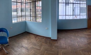 Vendo linda casa de 3 pisos  mas Tienda  -  En esquina  - Pio Pata - Huancayo –