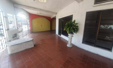 Atención constructores e inversionistas - Casa super ubicada con terreno amplio
