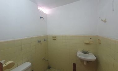 Atención constructores e inversionistas - Casa super ubicada con terreno amplio