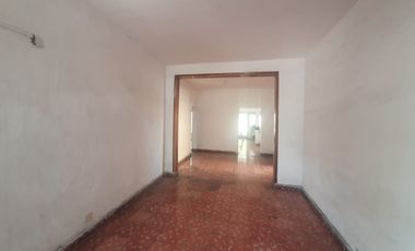 Atención constructores e inversionistas - Casa super ubicada con terreno amplio