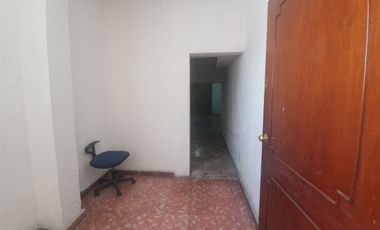 Atención constructores e inversionistas - Casa super ubicada con terreno amplio