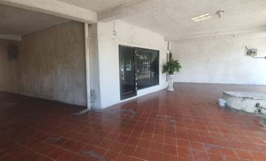 Atención constructores e inversionistas - Casa super ubicada con terreno amplio