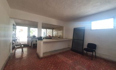 Atención constructores e inversionistas - Casa super ubicada con terreno amplio