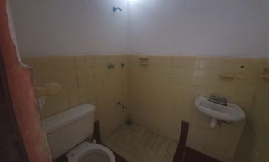 Atención constructores e inversionistas - Casa super ubicada con terreno amplio