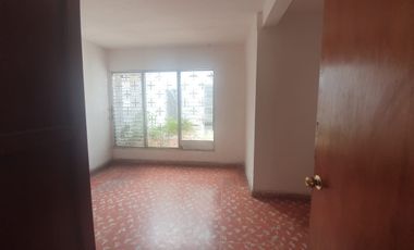 Atención constructores e inversionistas - Casa super ubicada con terreno amplio