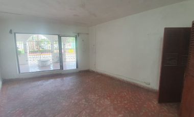 Atención constructores e inversionistas - Casa super ubicada con terreno amplio