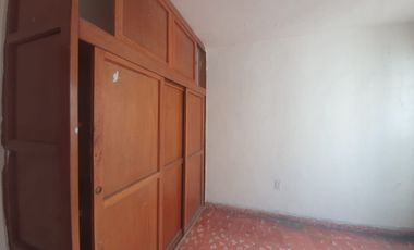 Atención constructores e inversionistas - Casa super ubicada con terreno amplio