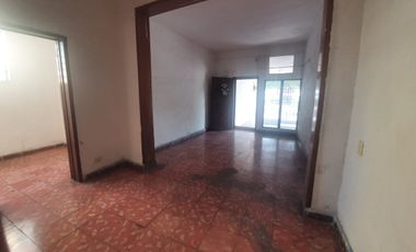 Atención constructores e inversionistas - Casa super ubicada con terreno amplio