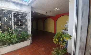 Atención constructores e inversionistas - Casa super ubicada con terreno amplio