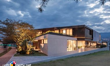 FOR SALE MODERN HOUSE WITH SWIMMING POOL PLUS 10 CAR PARKING IN CEBU CITY