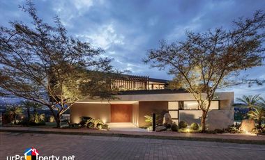 FOR SALE MODERN HOUSE WITH SWIMMING POOL PLUS 10 CAR PARKING IN CEBU CITY