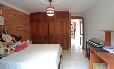 Casa en sector campestre de 4 alcobas en venta, Sabaneta Las Lomitas