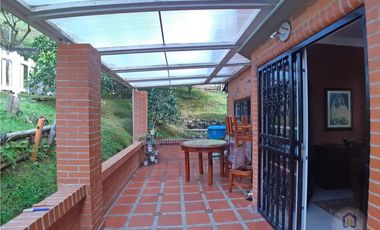 Casa en sector campestre de 4 alcobas en venta, Sabaneta Las Lomitas