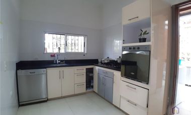 Casa en sector campestre de 4 alcobas en venta, Sabaneta Las Lomitas