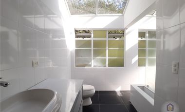 Casa en sector campestre de 4 alcobas en venta, Sabaneta Las Lomitas