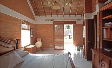 Casa en sector campestre de 4 alcobas en venta, Sabaneta Las Lomitas