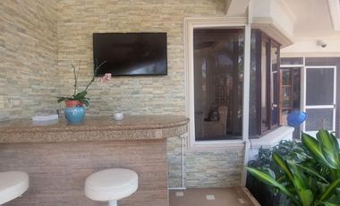 Samborondon. Villa Amoblada en renta, con Piscina y Vista a Lago