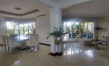 Samborondon. Villa Amoblada en renta, con Piscina y Vista a Lago