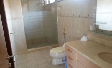 Samborondon. Villa Amoblada en renta, con Piscina y Vista a Lago